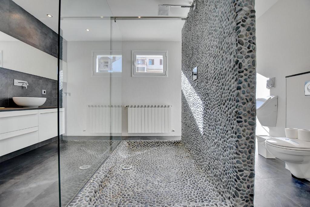 A bathroom at Villa Port Andratx by Slow Villas