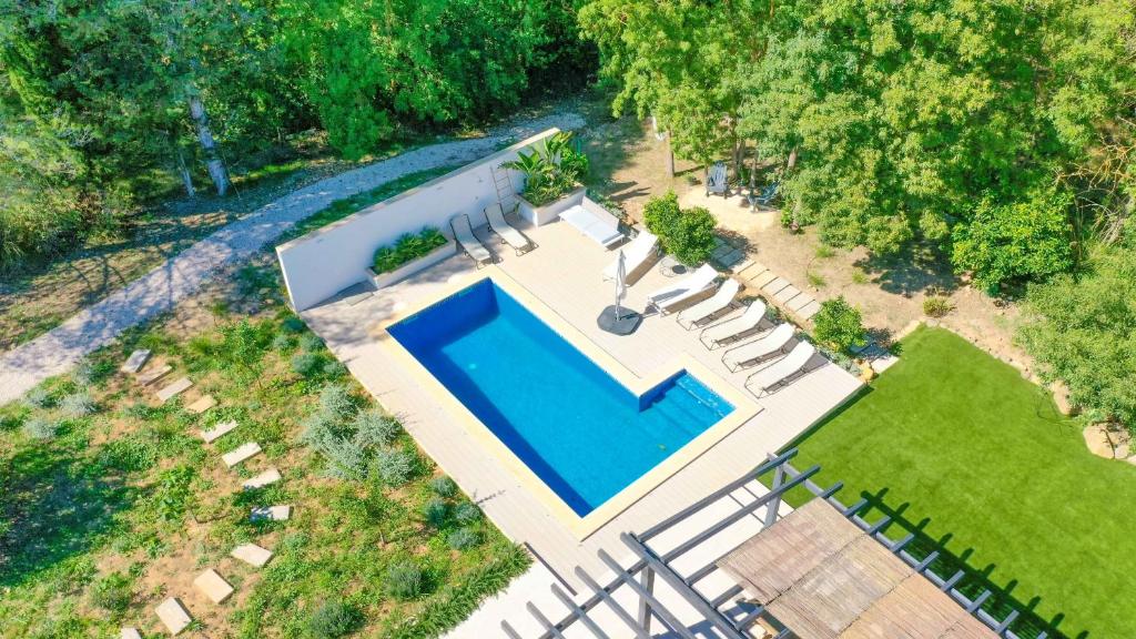 Bazén v ubytování Villa Roca Verde by Slow Villas nebo v jeho okolí