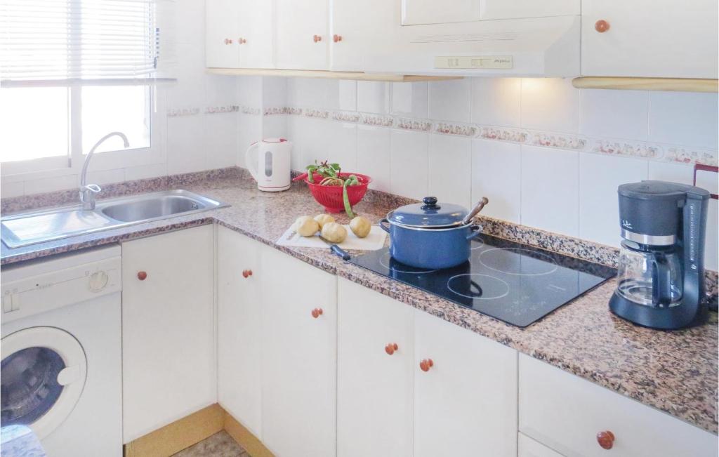 Kuchyň nebo kuchyňský kout v ubytování Nice Apartment In Torrevieja With Wifi