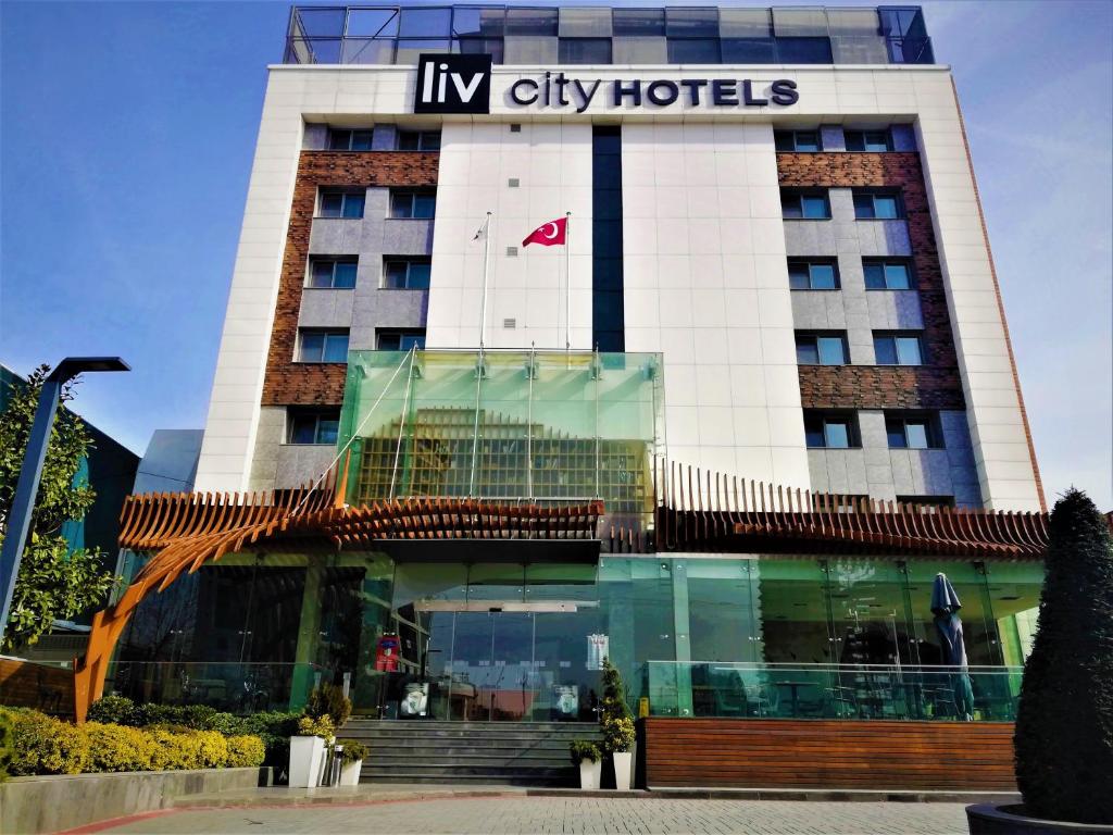 un hotel con un cartel en la parte delantera en Liv City Hotels en Estambul