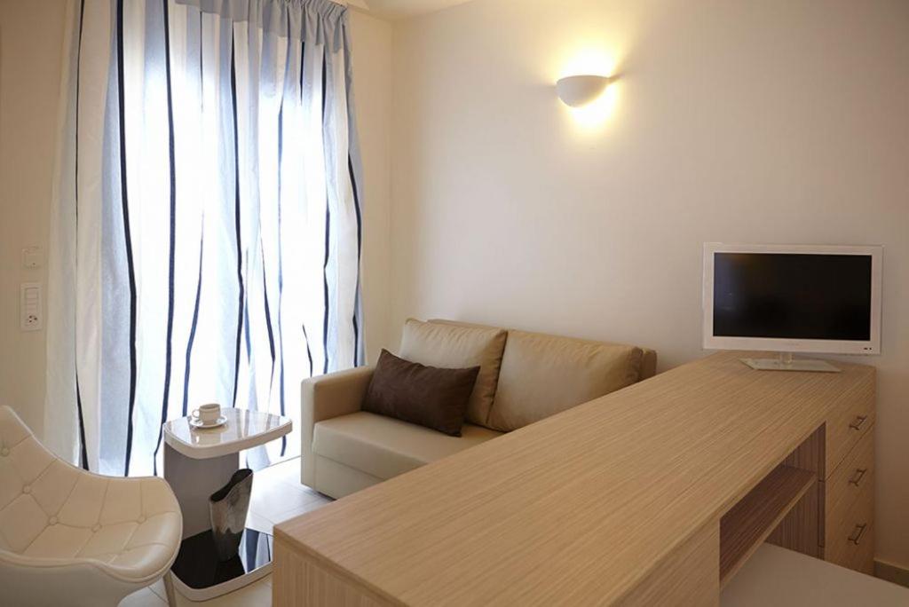 Televízia a/alebo spoločenská miestnosť v ubytovaní Orizontes Hotel Santorini