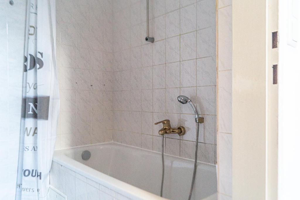 Kúpeľňa v ubytovaní Pleasant 3BR Shared Apartment- Ideal for Longstays
