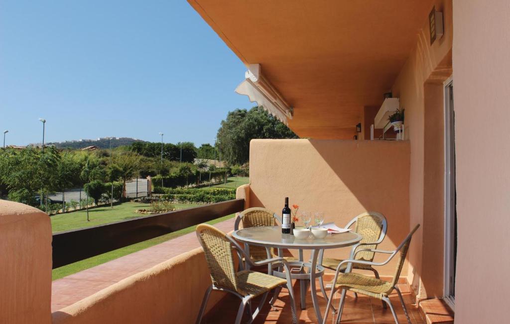 een patio met een tafel en stoelen op een balkon bij Casares Del Sol in Casares