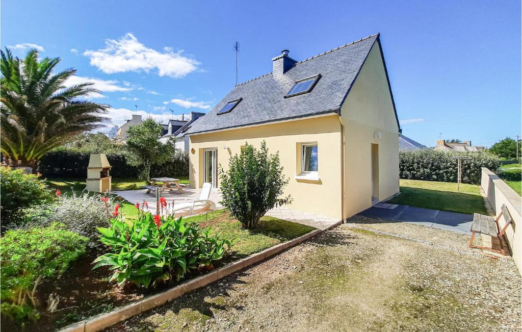 Casa blanca pequeña con jardín en Pet Friendly Home In Plouguerneau With Kitchen en Plouguerneau