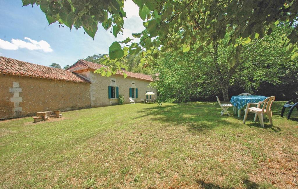 Zahrada ubytování Holiday Home Grignols With A Fireplace 324