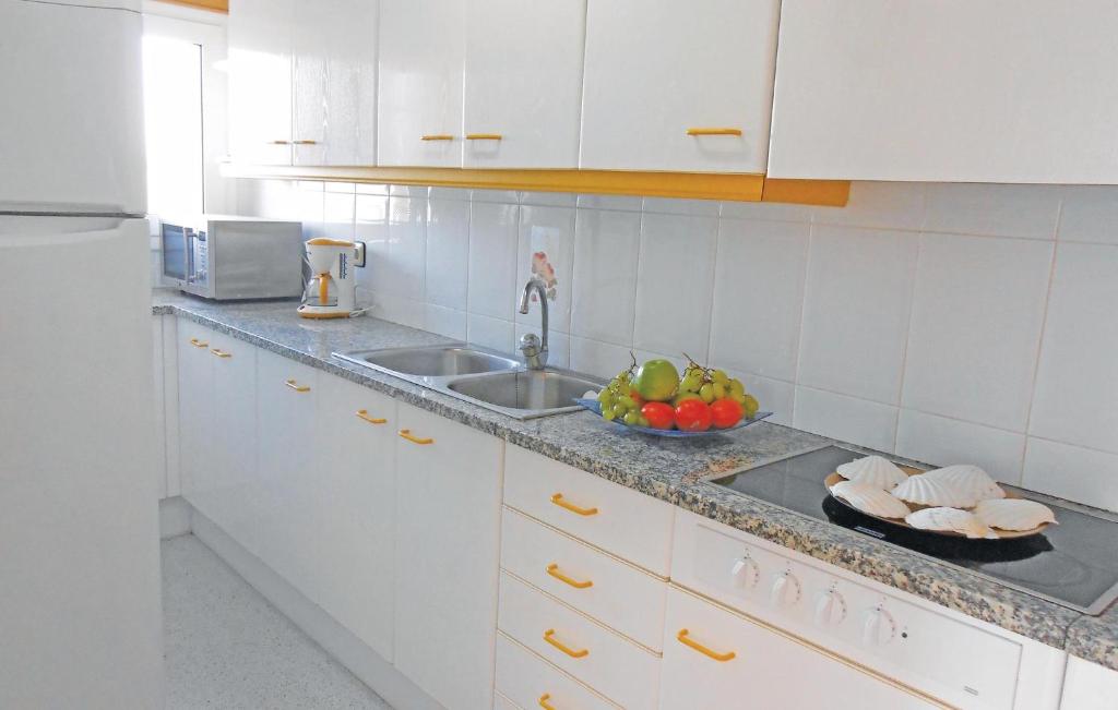 Kuchyňa alebo kuchynka v ubytovaní 1 Bedroom Nice Apartment In Blanes