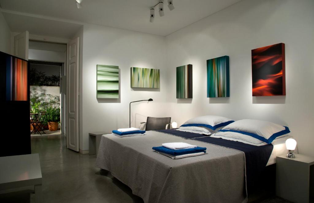 um quarto com uma cama com almofadas azuis e brancas em Art Gallery Apartment em Lisboa