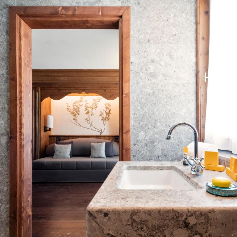 Кровать или кровати в номере Faloria Mountain Spa Resort