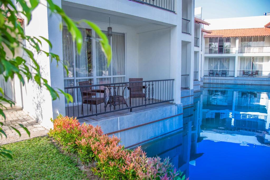 - une vue sur un bâtiment avec piscine dans l'établissement The Covanro Airport Hotel - Katunayake, à Gampaha