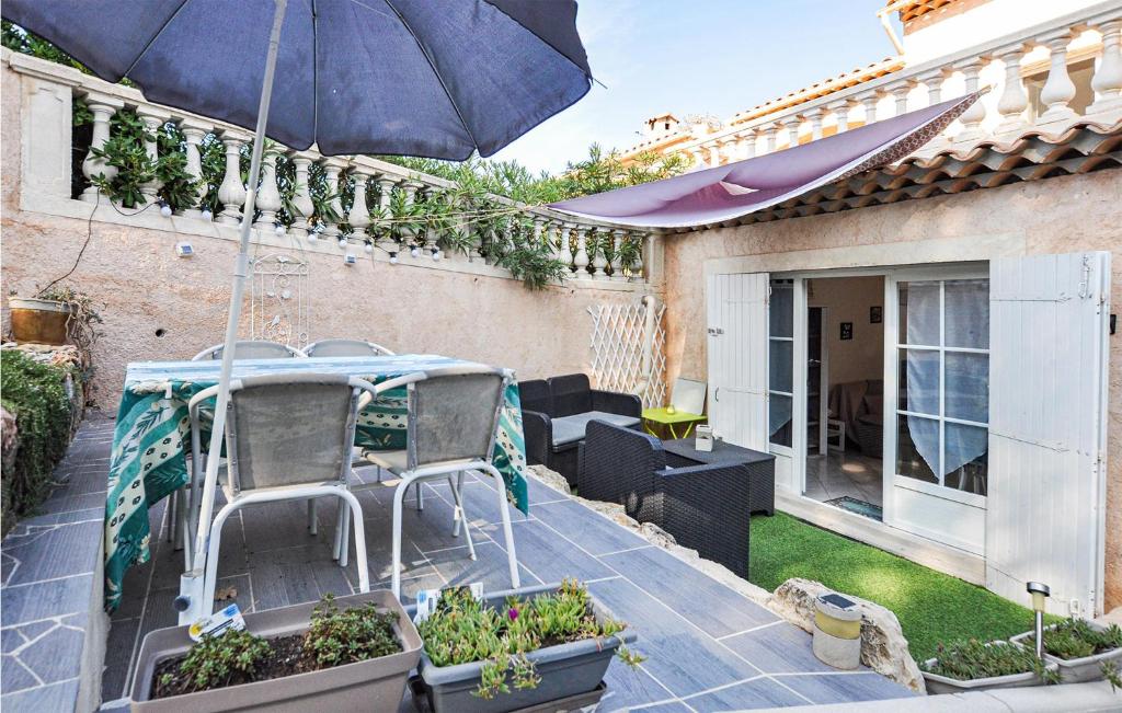 フレジュスにあるAmazing Apartment In Frejus With Wifiの家の中に植物と傘が並ぶパティオ