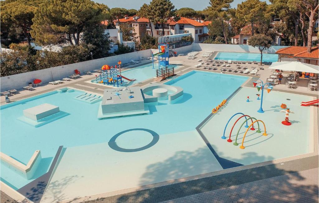 een uitzicht over een zwembad in een waterpark bij Marina 3 in Lido di Spina
