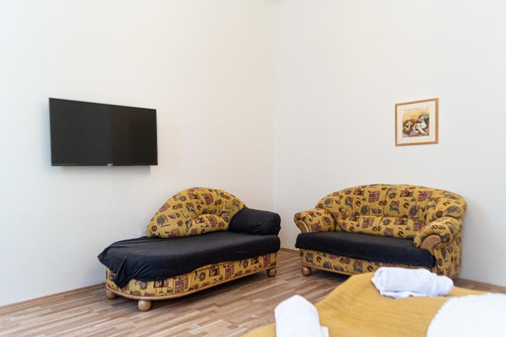 Televízia a/alebo spoločenská miestnosť v ubytovaní Pleasant 3BR Shared Apartment- Ideal for Longstays