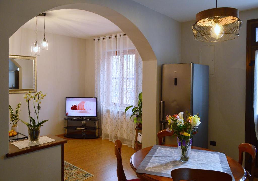 a living room with a table and a television at Omodarme52 in Pisa