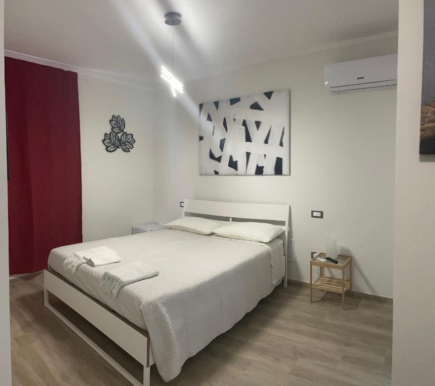 1 dormitorio blanco con 1 cama en una habitación en camera i pini pisa en Pisa