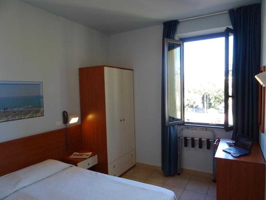 Łóżko lub łóżka w pokoju w obiekcie Hotel Sole E Mare