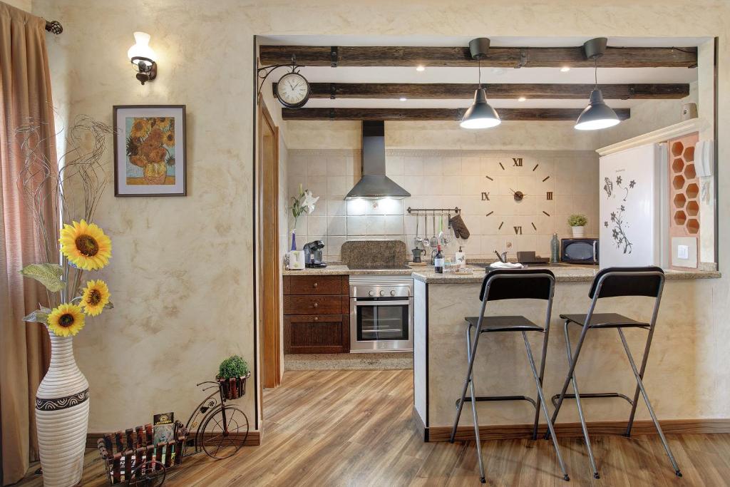 サン・クリストバル・デ・ラ・ラグーナにあるPiso Chacarasのキッチン(バースツール2つ、カウンタートップ付)