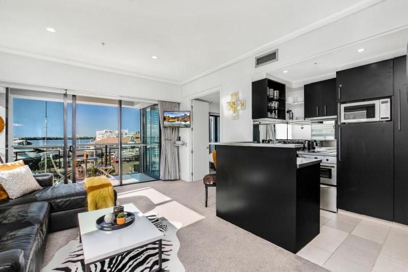 Auckland Viaduct Chic Luxury Waterfront Views! - 海の景色を望むアパート