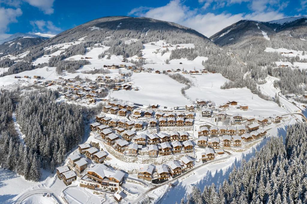 una vista aerea di un resort sulla neve di Nationalpark Chalets Neukirchen a Neukirchen am Grossvenediger