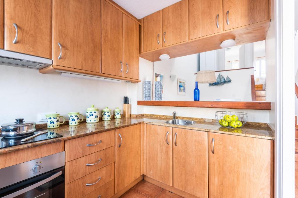 A kitchen or kitchenette at Apartamento Ses Arcades 10