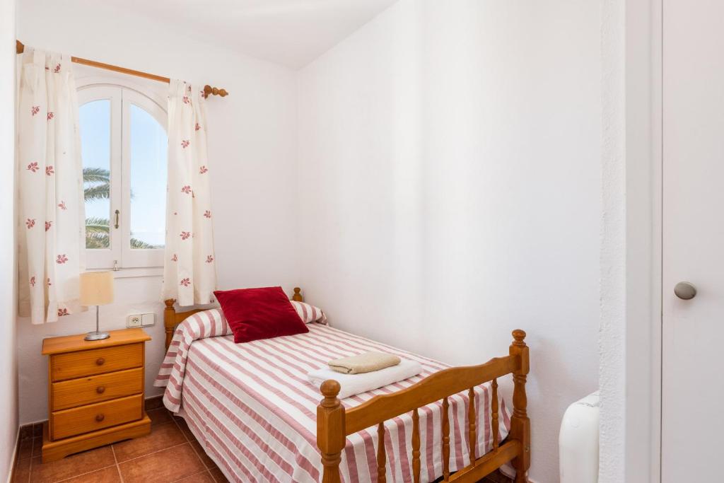 A bed or beds in a room at Apartamento Ses Arcades 10