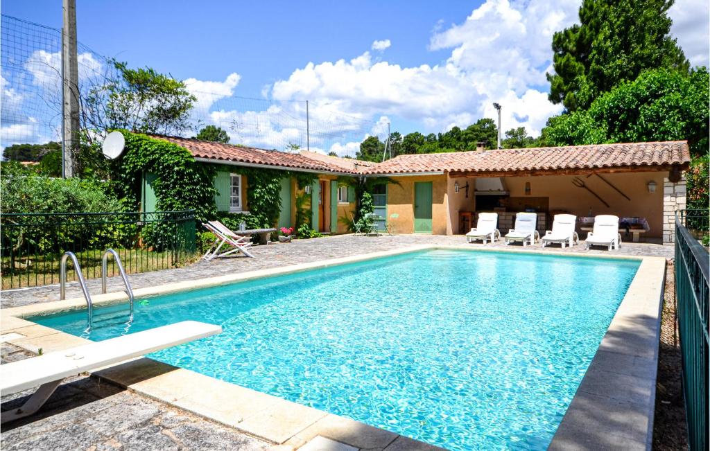 ルシヨンにあるStunning Home In Roussillon With 3 Bedrooms, Wifi And Outdoor Swimming Poolのスイミングプール(椅子付)と家