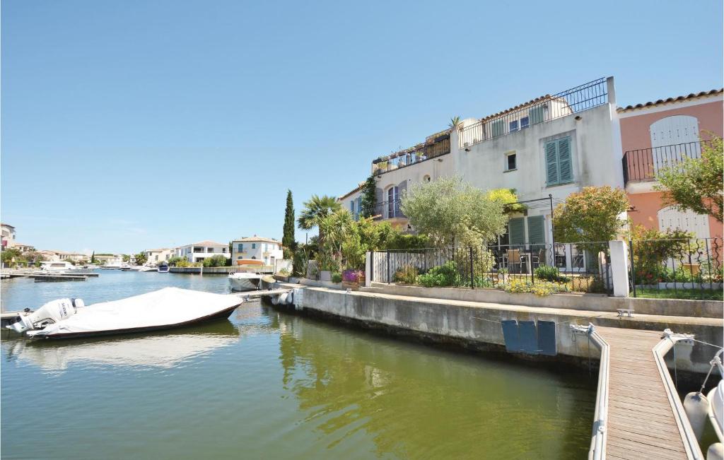 un bateau est amarré à un quai dans une rivière dans l'établissement 3 Bedroom Lovely Home In Aigues-Mortes, à Aigues-Mortes