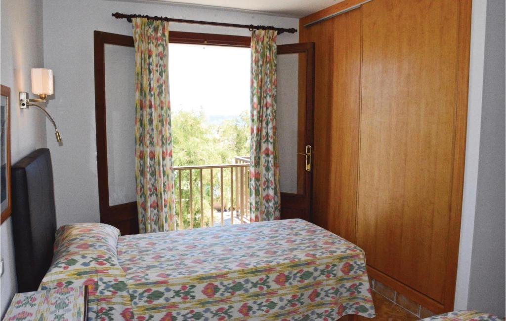 Posteľ alebo postele v izbe v ubytovaní 4 Bedroom Amazing Home In Can Picafort