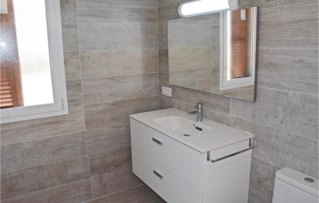 Kúpeľňa v ubytovaní 4 Bedroom Amazing Home In Can Picafort