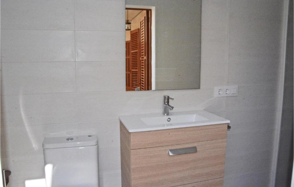Kúpeľňa v ubytovaní 4 Bedroom Amazing Home In Can Picafort