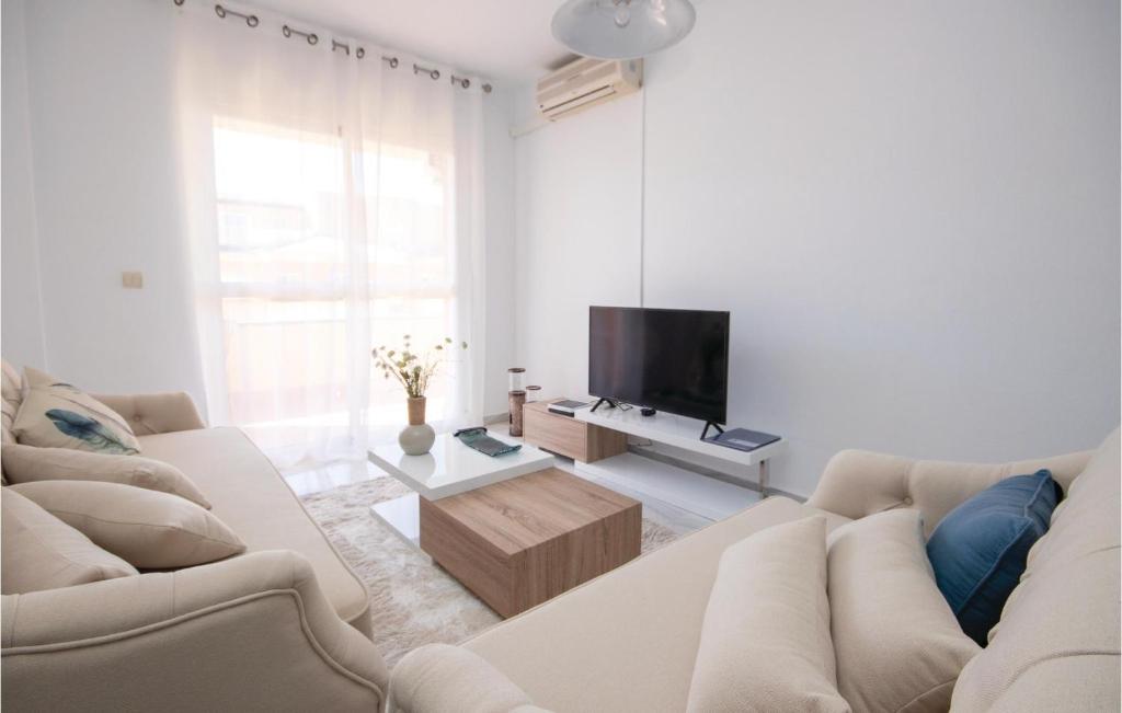 Televízia a/alebo spoločenská miestnosť v ubytovaní Cozy Apartment In San Luis De Sabinillas