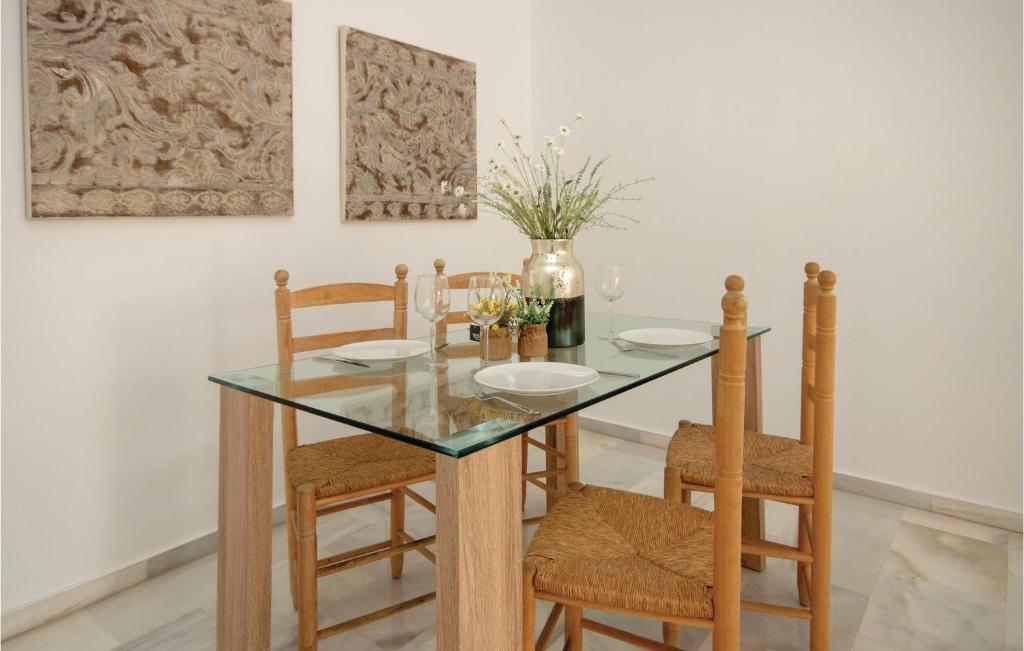 Fotografia z galérie ubytovania Cozy Apartment In San Luis De Sabinillas v destinácii San Luis de Sabinillas