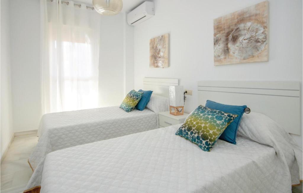 Posteľ alebo postele v izbe v ubytovaní Cozy Apartment In San Luis De Sabinillas