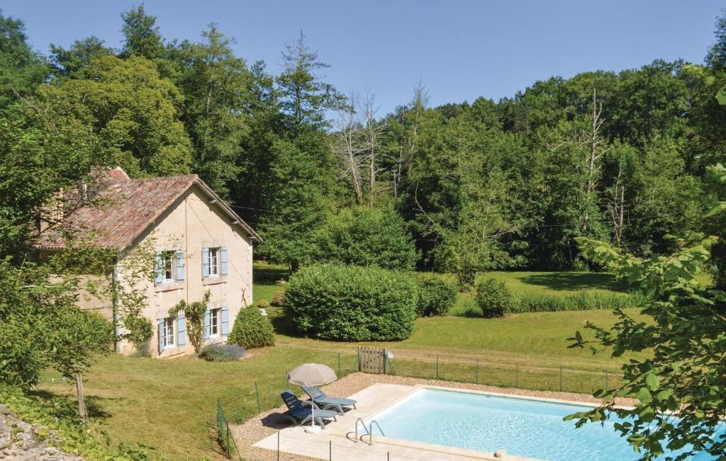 une maison avec une piscine dans la cour dans l'établissement Stunning Home In Mouleydier With Wifi, à Mouleydier