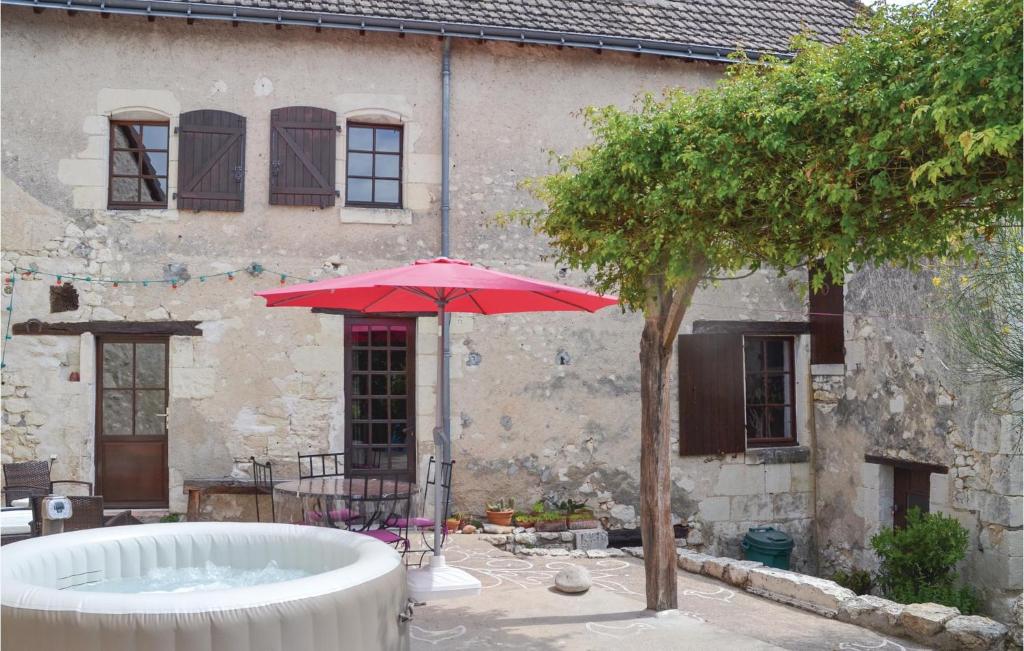 Kupatilo u objektu Stunning Home In Preuilly Sur Claise With 4 Bedrooms, Jacuzzi And Wifi