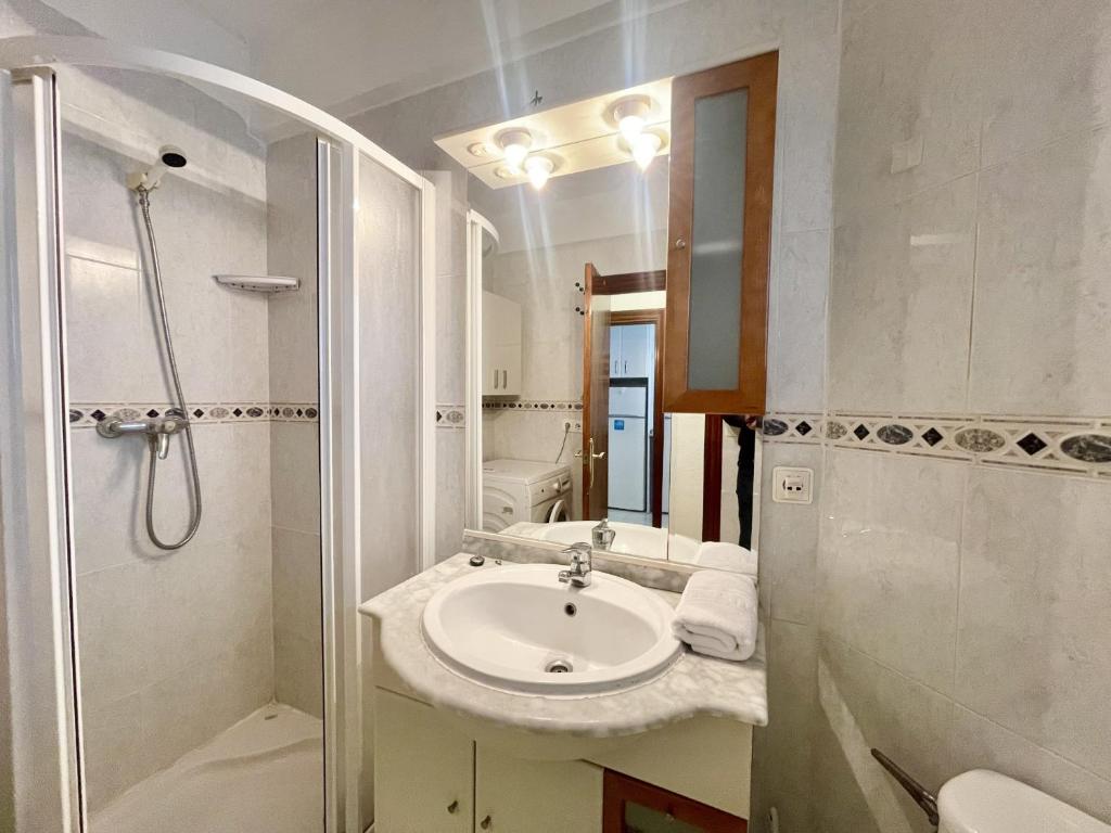 Koupelna v ubytování APARTMENT IN BENIDORM CITY CENTER