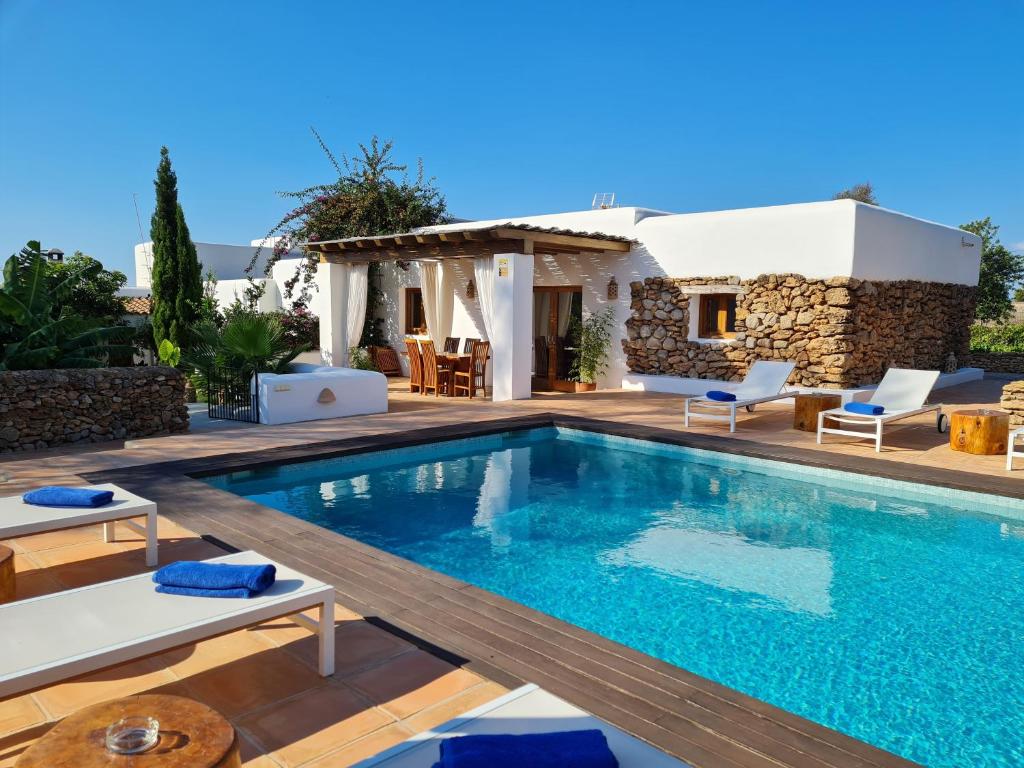 une villa avec une piscine et une maison dans l'établissement Morna valley, à Sant Carles de Peralta