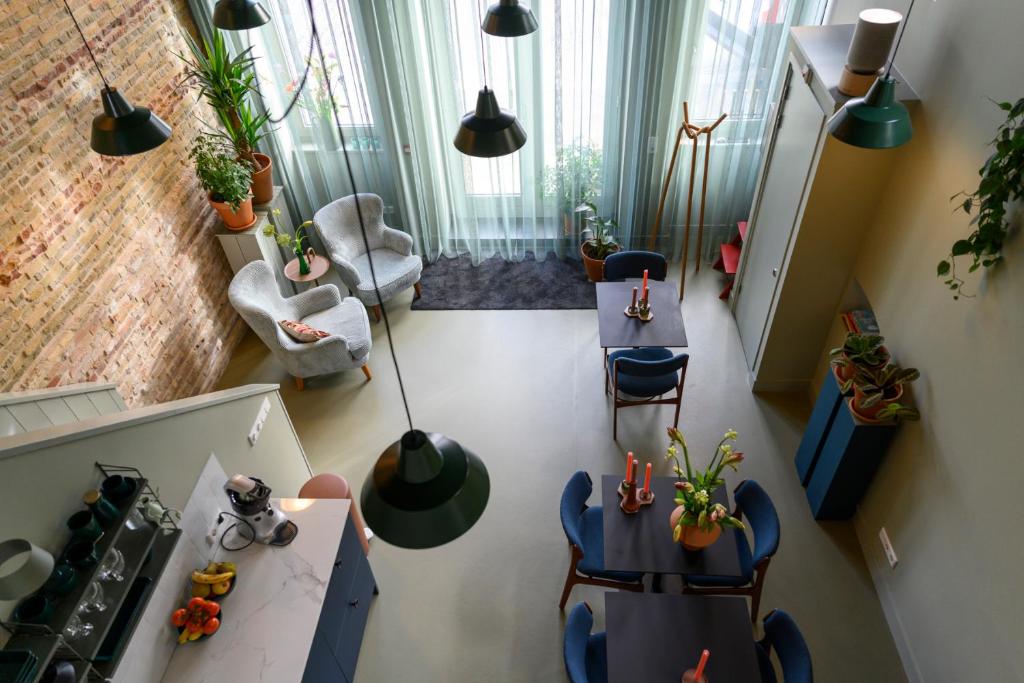 una vista aérea de una sala de estar con plantas en B&B Turfkade9 en Franeker