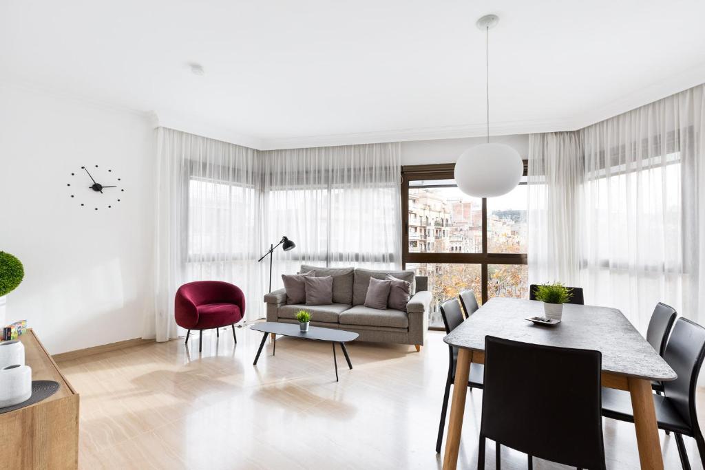 sala de estar con sofá y mesa en Stay U-nique Apartments Sant Antoni II, en Barcelona