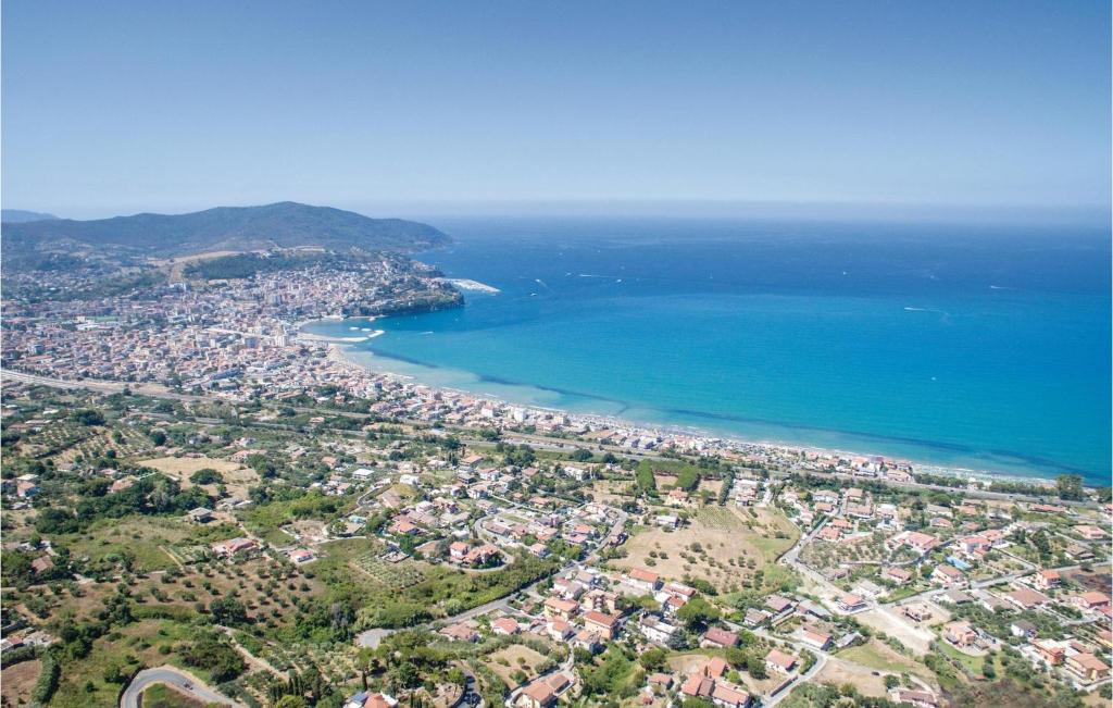 una vista aérea de la ciudad y el océano en Nannina, en Corbara