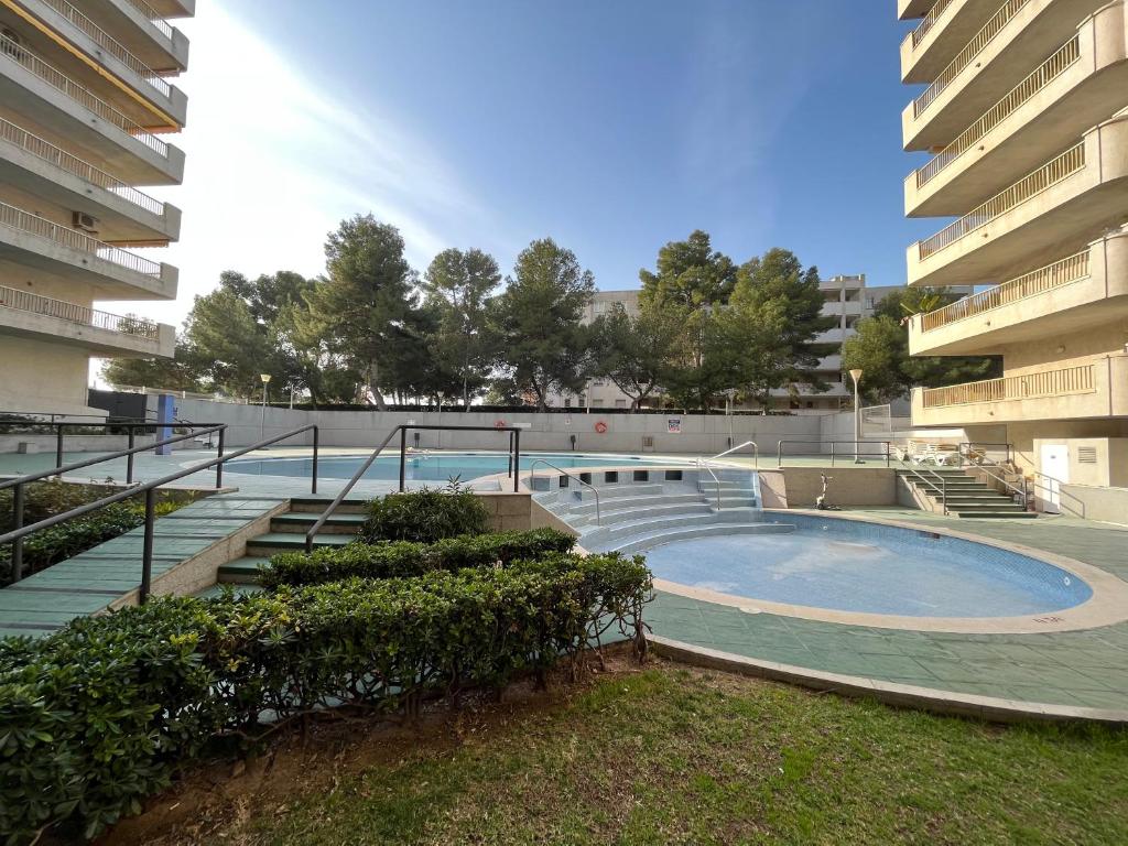 een gebouw met een zwembad op een binnenplaats bij Apartamento en Salou in Salou