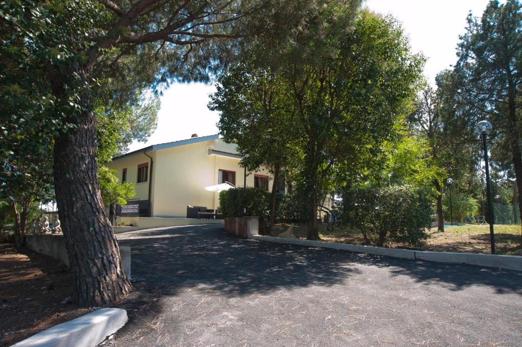 una casa con alberi di fronte a un vialetto di Domus in Viridi a Roma