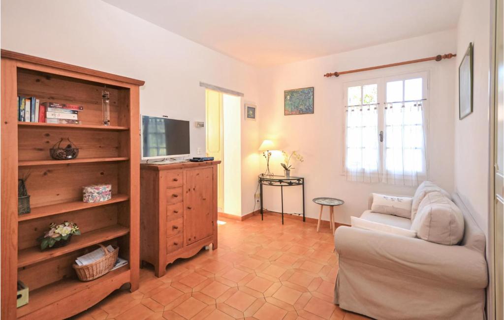 a living room with a couch and a book shelf at Beautiful Home In Entrechaux With 1 Bedrooms And Wifi in Entrechaux