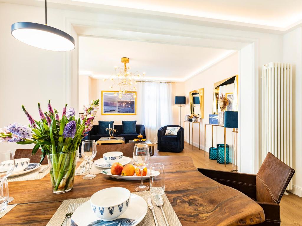 薩斯尼茨的住宿－Ostseeresidenz Lidia mit Terrasse und Meerblick，用餐室和带木桌的客厅
