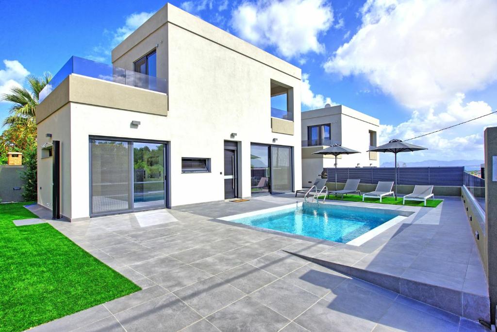 Bazén v ubytování Villa Maripol by PosarelliVillas nebo v jeho okolí