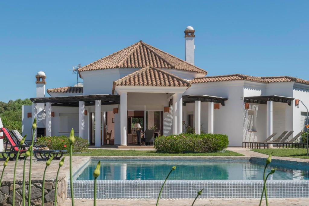 een huis met een zwembad ervoor bij Villa Lila in Benalup Casas Viejas