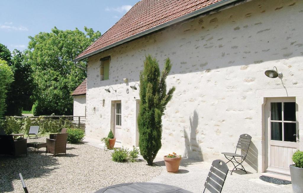 un edificio blanco con un cactus delante en 2 Bedroom Cozy Home In Ruffey Les Beaune, en Ruffey-lès-Beaune