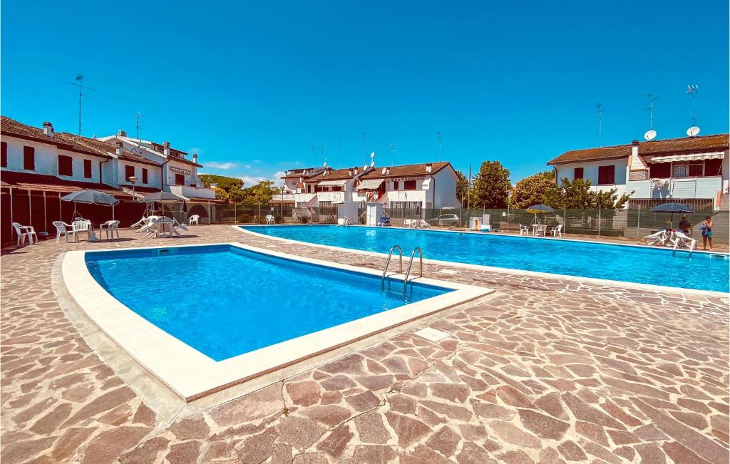 una piscina con acqua blu in un resort di Calabria G41 a Lido di Pomposa