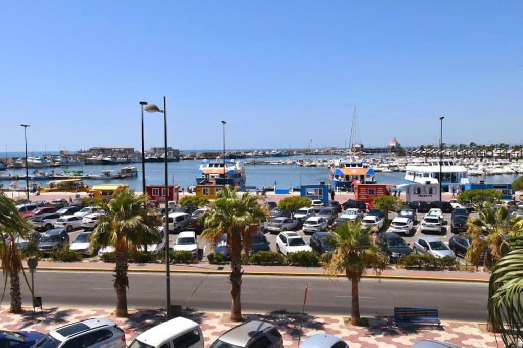 - un parking avec des voitures garées dans un port dans l'établissement Sunflower Montecarlo, à Santa Pola
