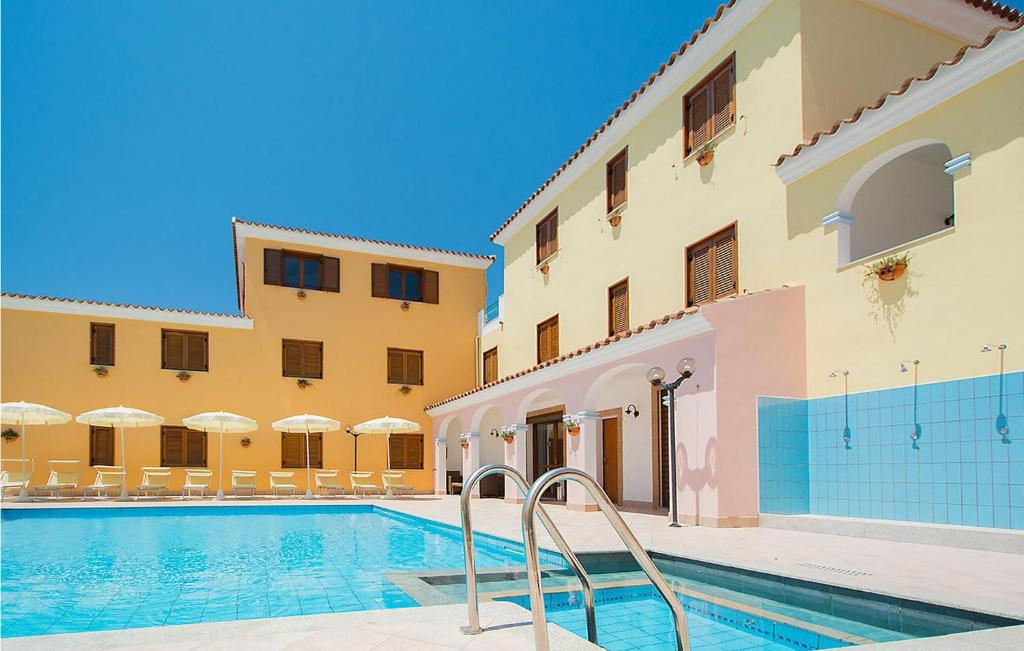 オロゼーイにあるMono 2の建物の前のプール(テーブル、パラソル付)