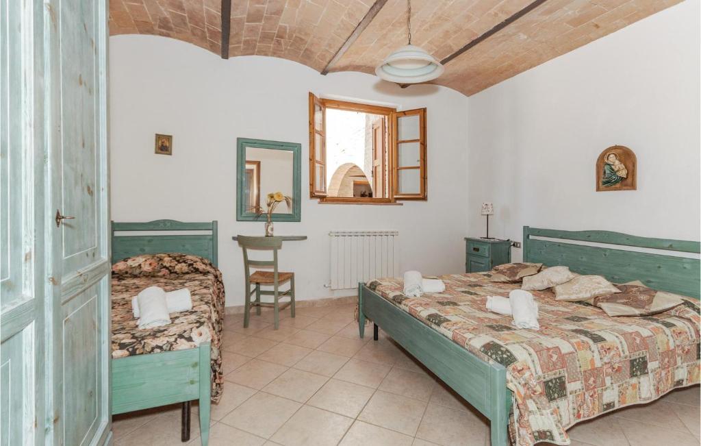 sypialnia z 2 łóżkami i stołem w obiekcie Apt, 9 w mieście Querce